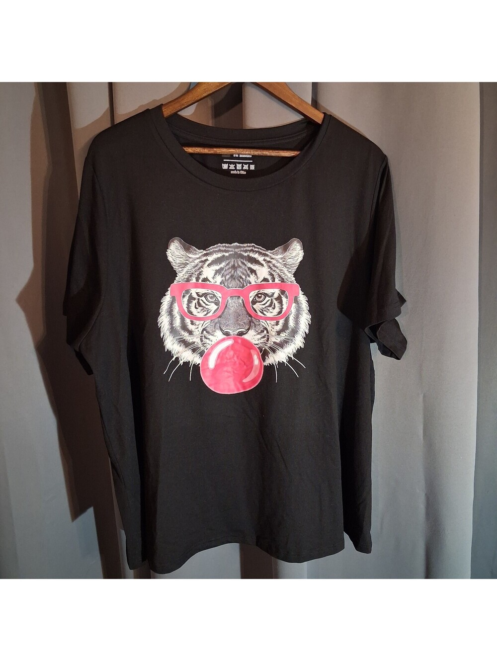 Black 4XL T-Shirt with Tiger Graphic and Pink Glasses